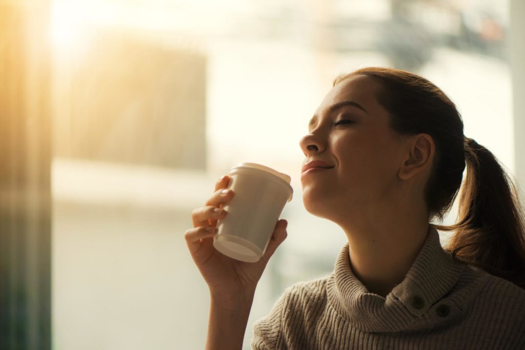 mujer sin ansiedad disfruta de un café